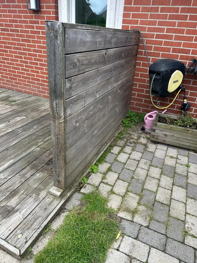 Före: den gamla trallen hade grånat och slitits ut, med insynsskärm i liggande panel.