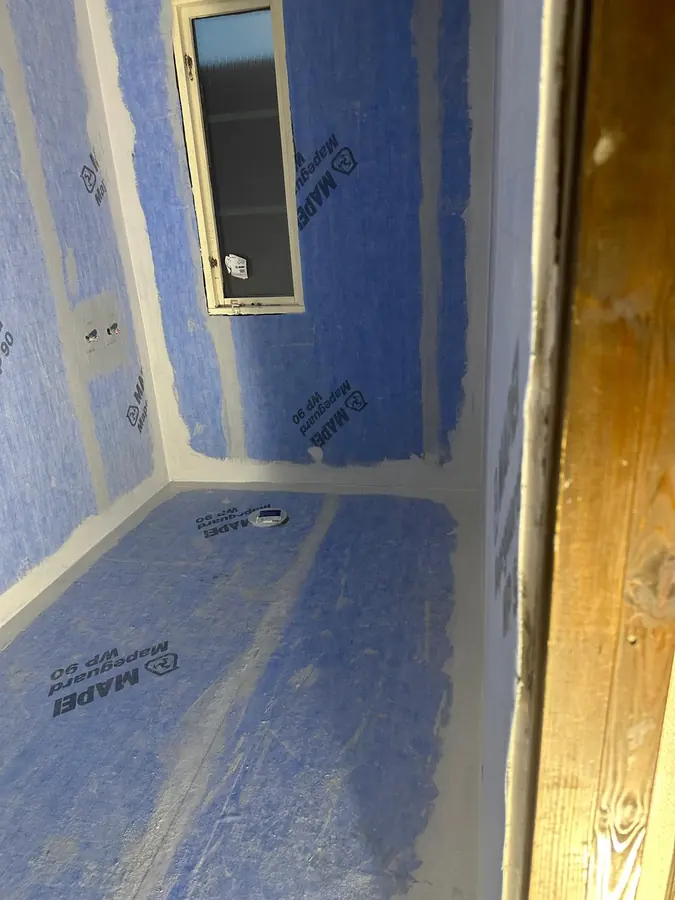 Tätskiktet Mapei Mapeguard WP 90 uppsatt på väggar och golv.