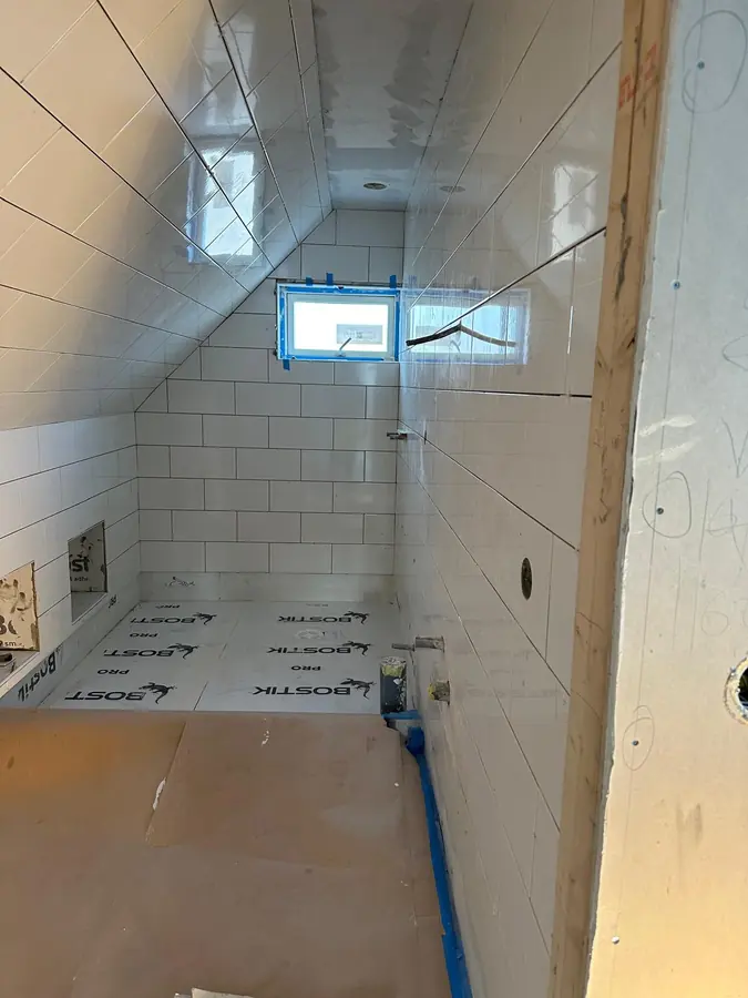 Kaklet uppsatt och golvet skyddat med papp inför golvläggningen.